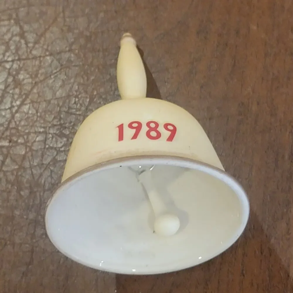 Vintage 1989 Goebel M.I. Hummel Latest News 12th Edition Annual Bell HUM 711